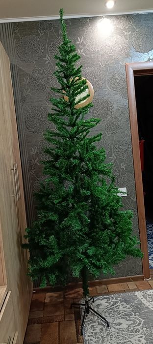 Ялинка нова 2.10м на підставці