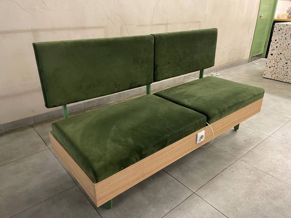 Диван із зеленого оксамиту з дерев'яною основою/Можливий торг