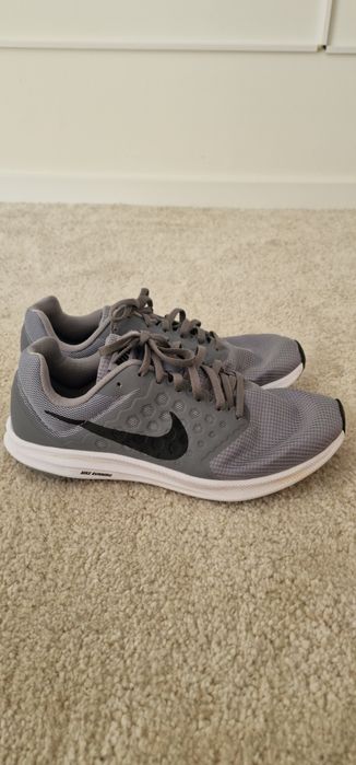 Ténis Nike cinzentos