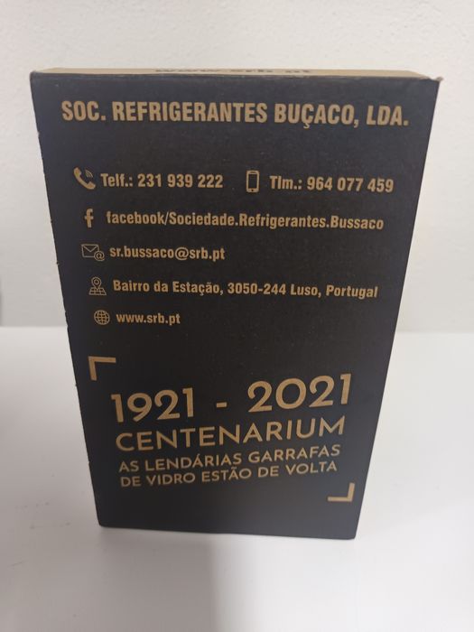 Caixa com garrafas pirogravadas dos 100 anos refrigerante Bussaco.
