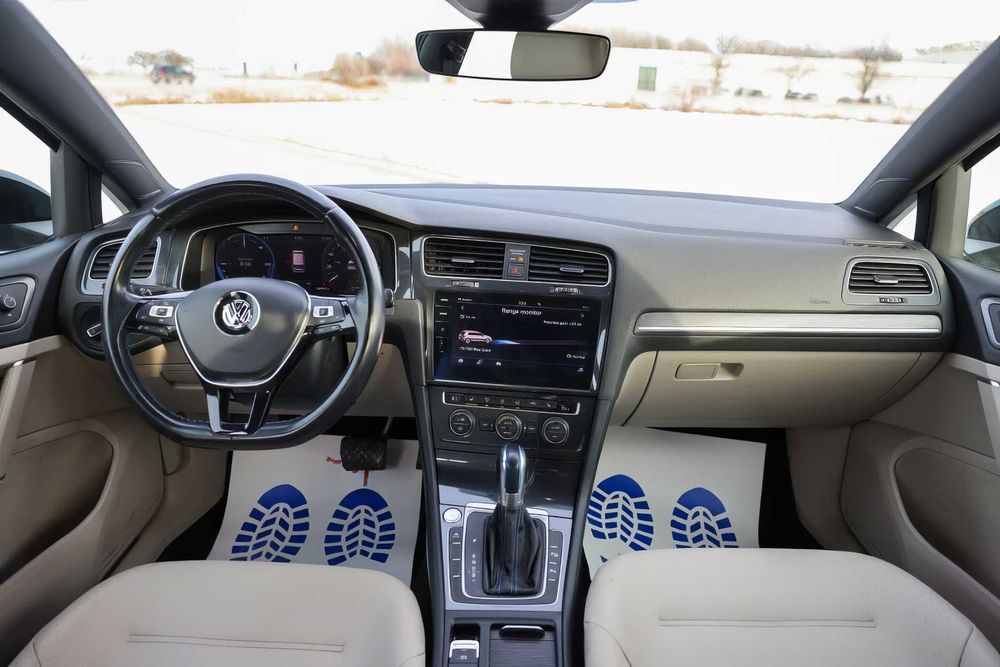 Volkswagen e-Golf      2019