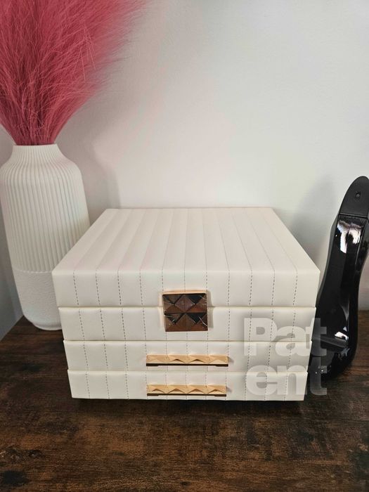 Duży kuferek szkatułka organizer na biżuterię biały pikowany ze złotem