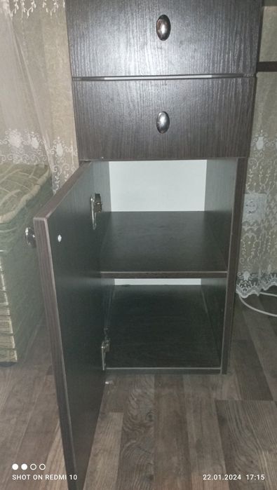 Продам трюмо в спальню .