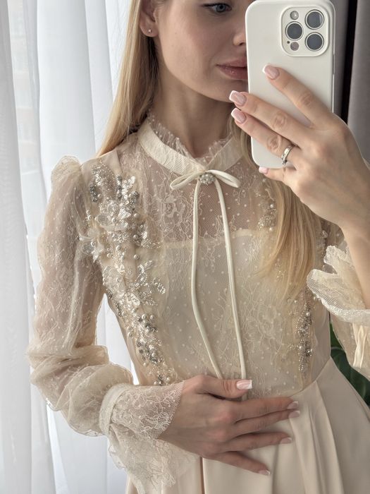 Бежева сукня з вишивкою із бісера