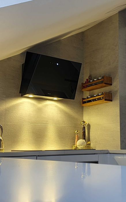 Okap kominowy Whirlpool AKR 038 G BL