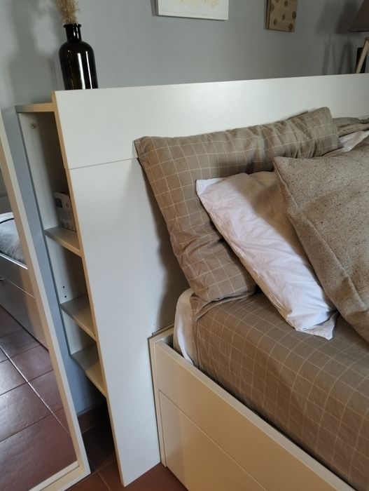 Cama com cabeceira incluída sem colchão.