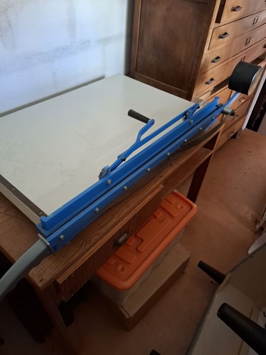 Guilhotina para papel e cartão