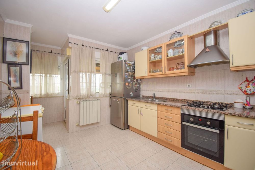 T3 Duplex 116m no Carregado em urbanização tranquila com acesso direto