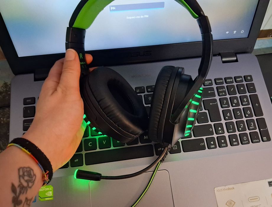 Playstation 4 + Comando + Jogo + Headphone