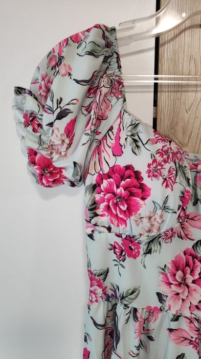 Sukienka zwiewna, kwiaty, rozmiar s/m, usztywniane miseczki