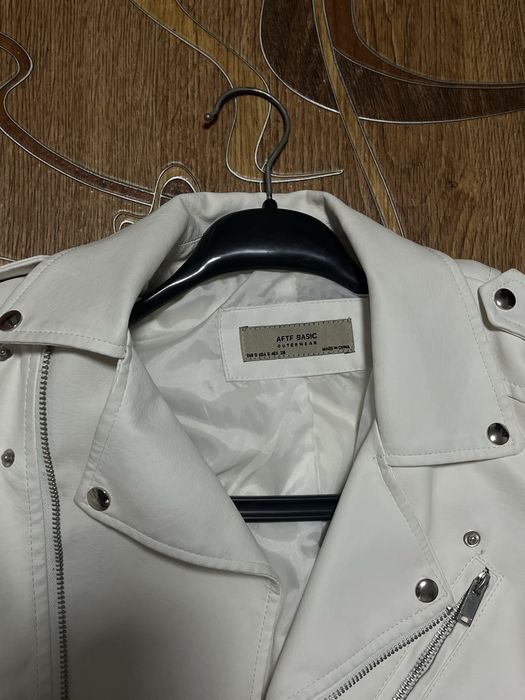 Шкіряна жіноча куртка