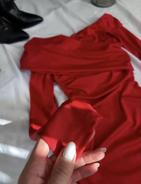 Червона сукня