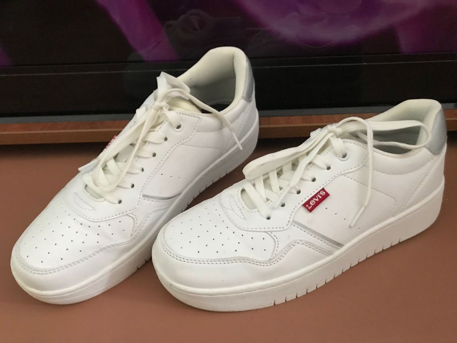 Женские кроссовки Levi’s