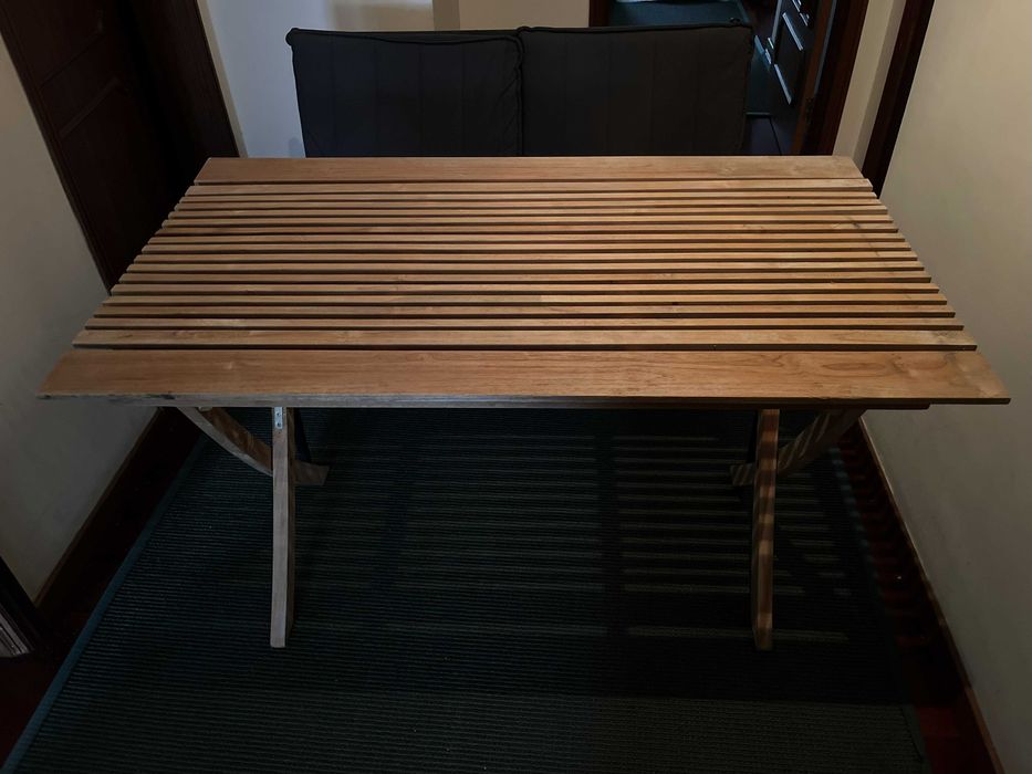 Mesa de jardim em madeira