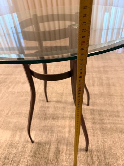 Mesa metálica com tampo de vidro