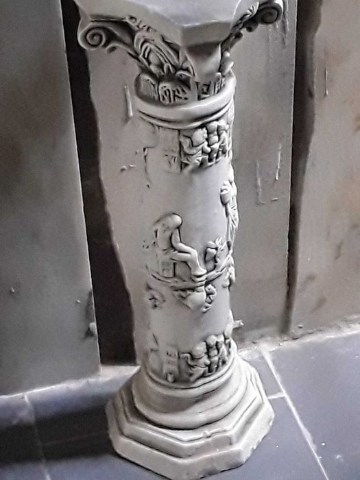 Coluna Decorativa em Cerâmica – Elegância Escultural em Relevo 3D