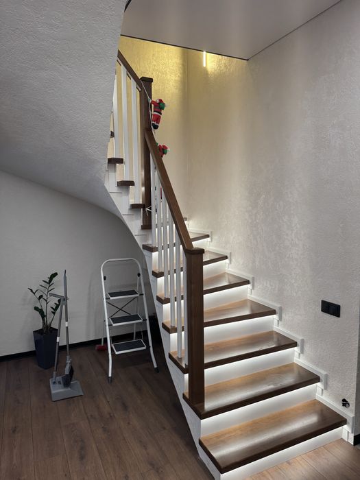 Дерев‘яні сходи.