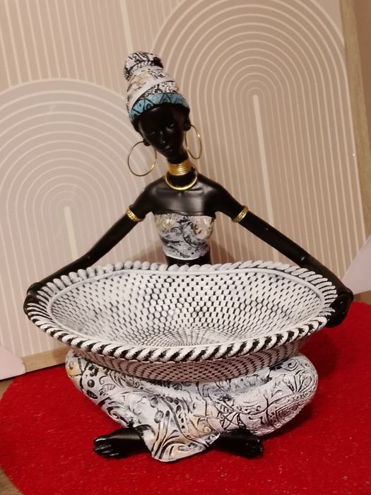 Biała Dama z misą długość 22cm afrykańska kobieta statuetka do salonu