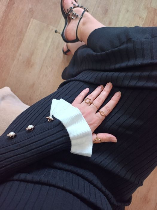 Елегантна міді сукня з декоративними гудзиками