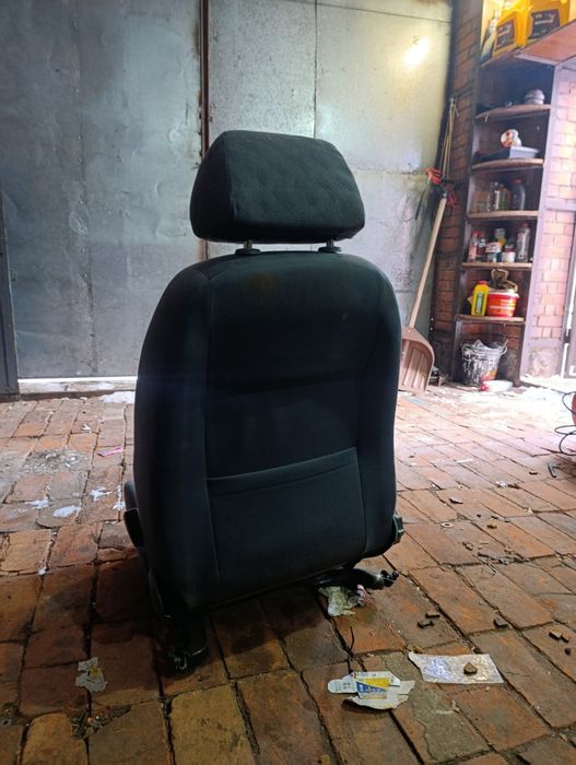 Седюшка сіра от Кіа соренто і чорне от Фольксваген гольф