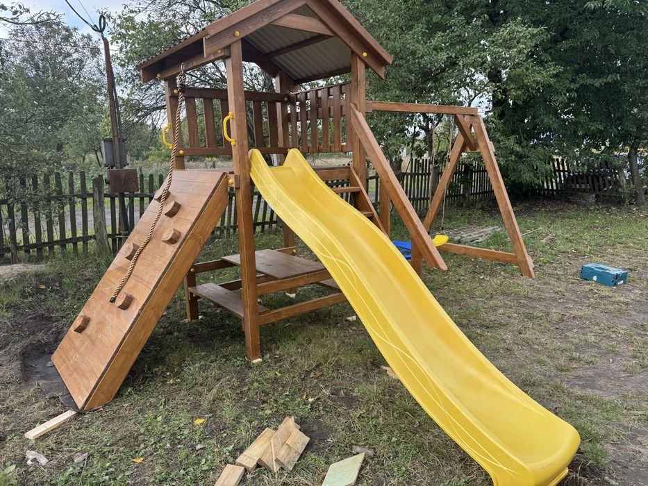 Дитячий майданчик, гірка, качеля