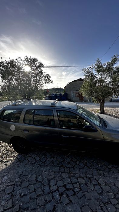 Renault Mégane 1999 para peças ou reparação Vendo Renault Mégane ano 1999. Inspeção válida até novembro. Vidro elétrico do passageiro (  não funciona.