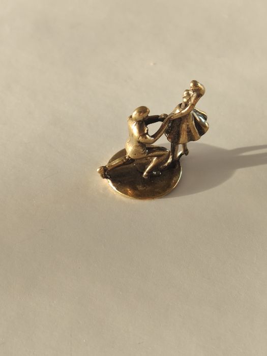Figurka metalowa mosiądz para zaręczyny wysokość 2  cm