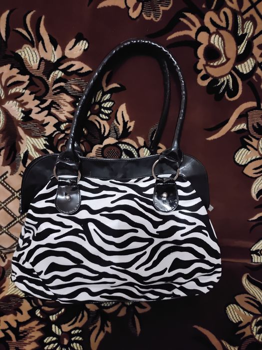Сумка жіноча чорно-білого кольору.