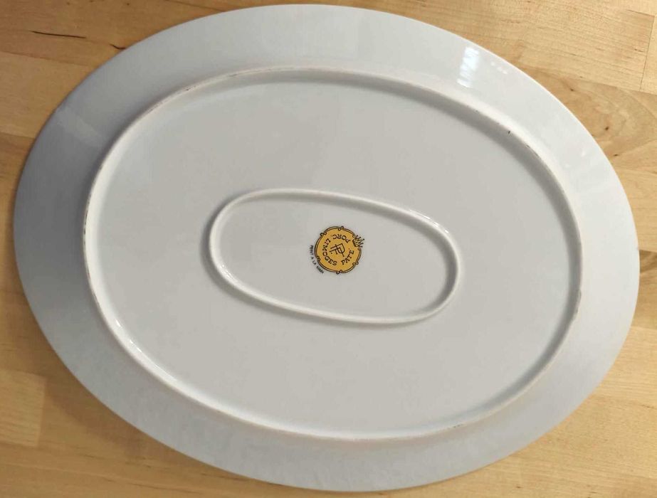 Bule com prato, em porcelana.