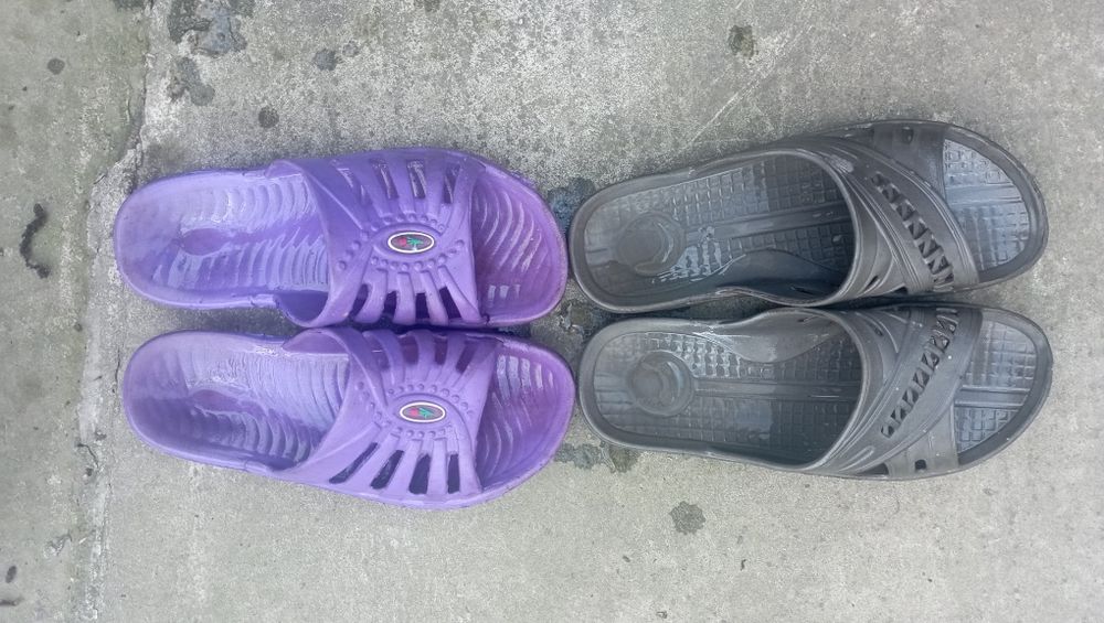 Шльопанці пінки різних розмірів