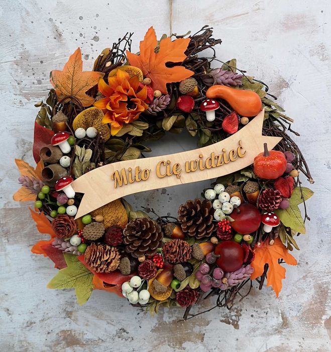 Jesienny wiklinowy wianek z napisem Miło Cię Widzieć Pani Plecionka