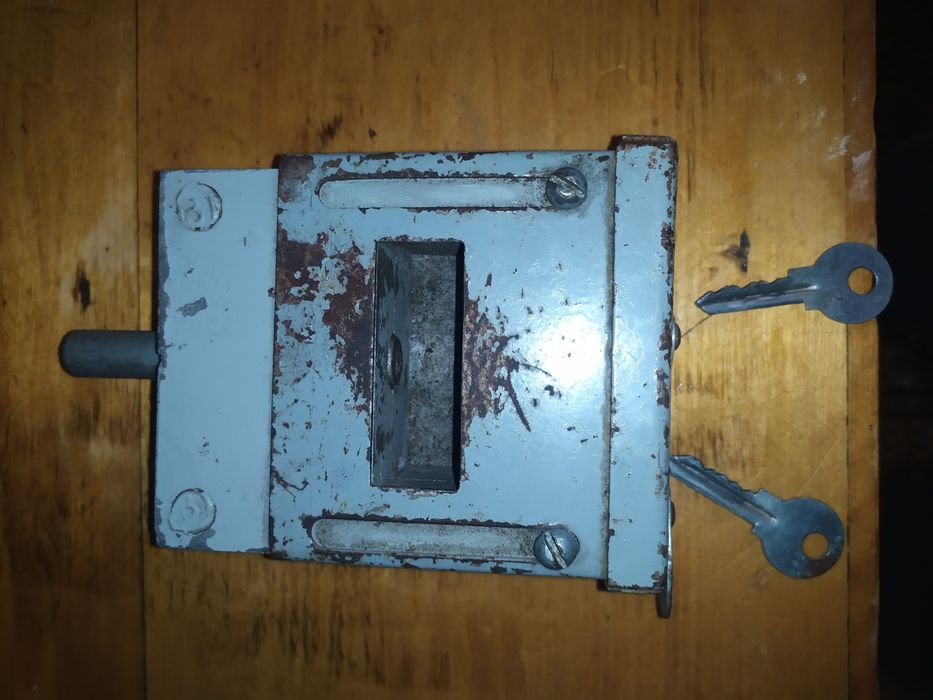 Гаражный навесной замок на два ключа СССР