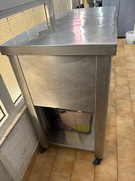 Bancada de inox . Bem conservada
