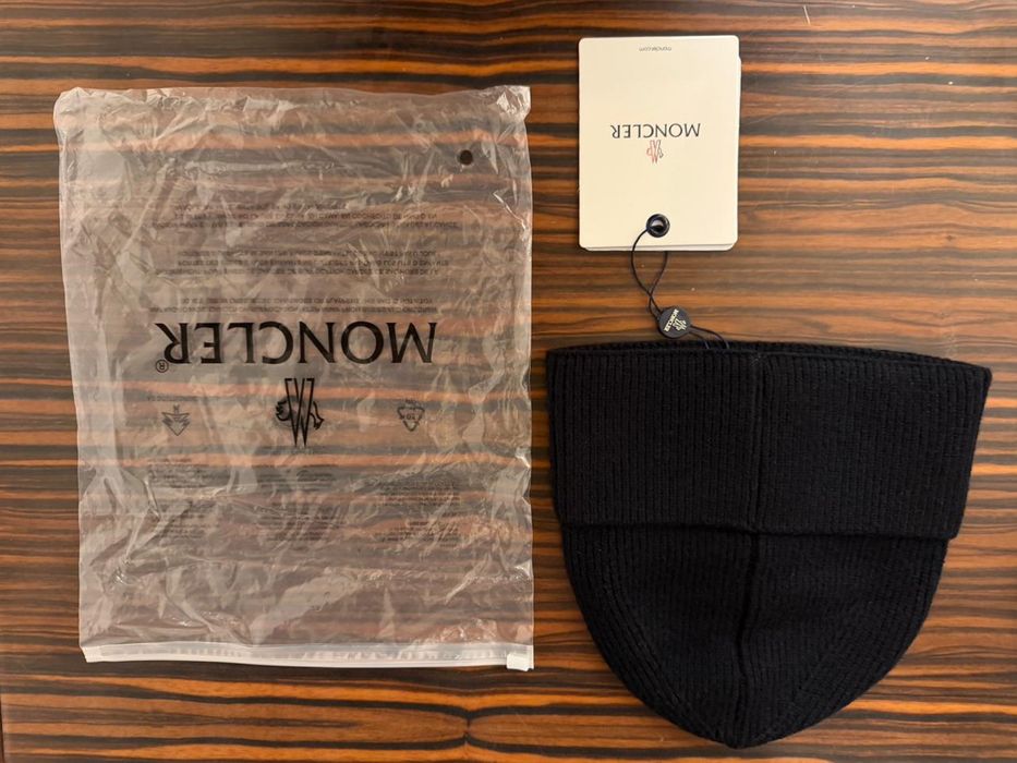 Нова Moncler шапка