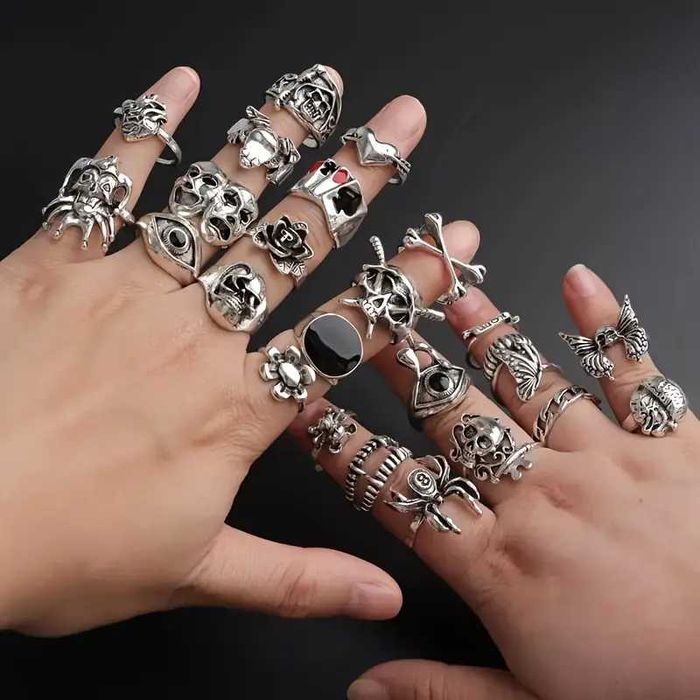colares com pingentes , aneis e pulseiras tipo Punk rock - gótico -
