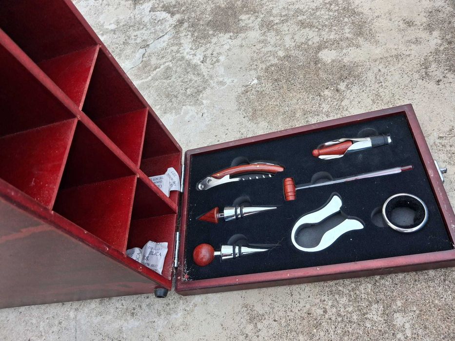 Conjunto 2-em-1 Xadrez e Kit de Vinho em Maleta Garrafeira de Madeira