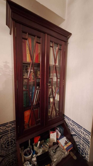 Móvel escrivaninha com portas vidro, tampo de apoio