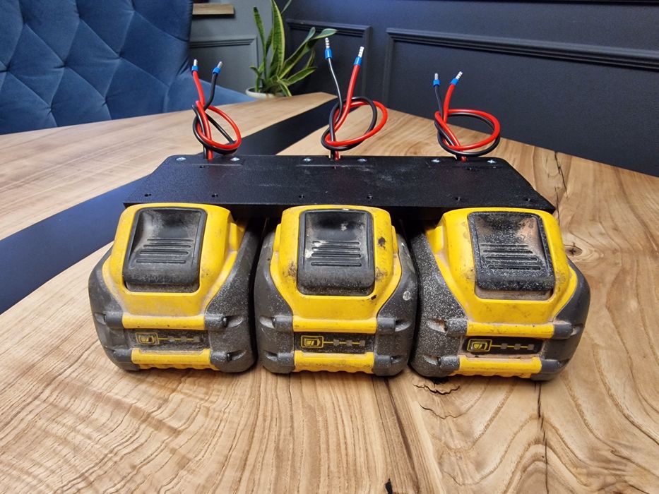 Adapter Dewalt na 3 akumulatory