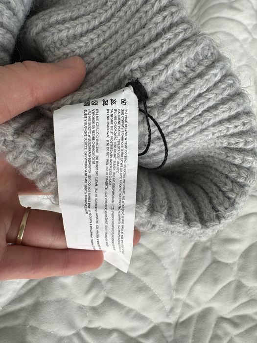 Ciepla damska szara czapka z pomponem