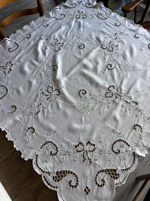 Toalha de mesa linho branco bordado à mão