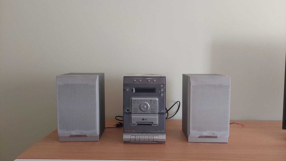 Mini wieża LG z kaseta,CD,radio cyfrowe , głośniki
