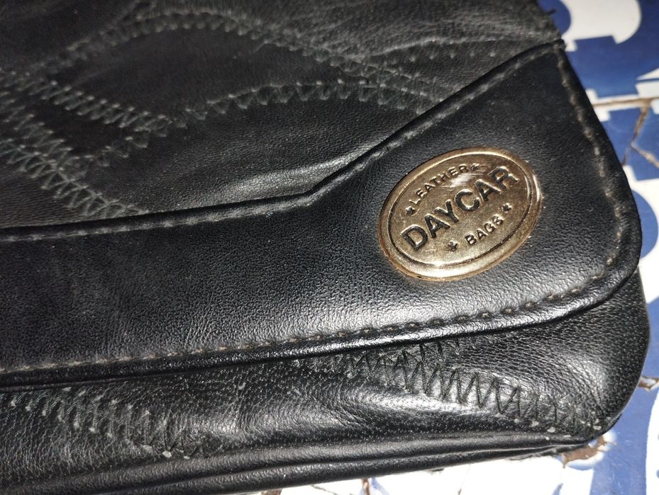 Mala de senhora negra á tiracolo