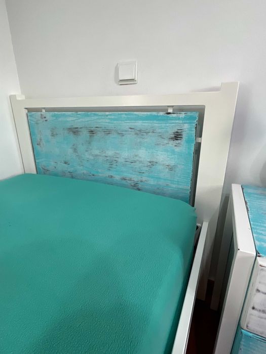 Cama de Solteiro e Mesa de Cabeceira