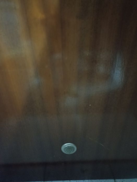 Porta de interior em madeira com puxador e  respirador