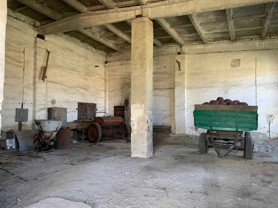 Продам нежитлові будівлі  2500 кв.м., земельна ділянка 1.41 га.