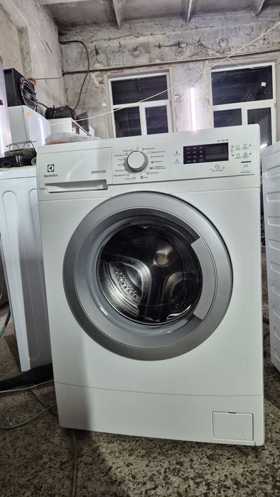 Продам ДЕШЕВО вузьку пральну машинку Electrolux  5 кг 1000 об, робоча