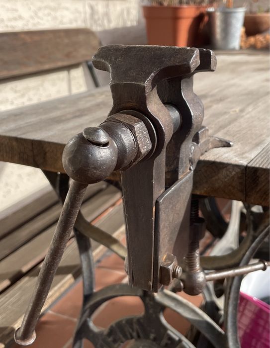 Zabytkowe małe imadło