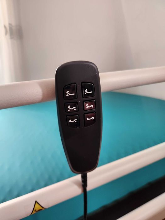 Cama hospitalar, articulada electricamente