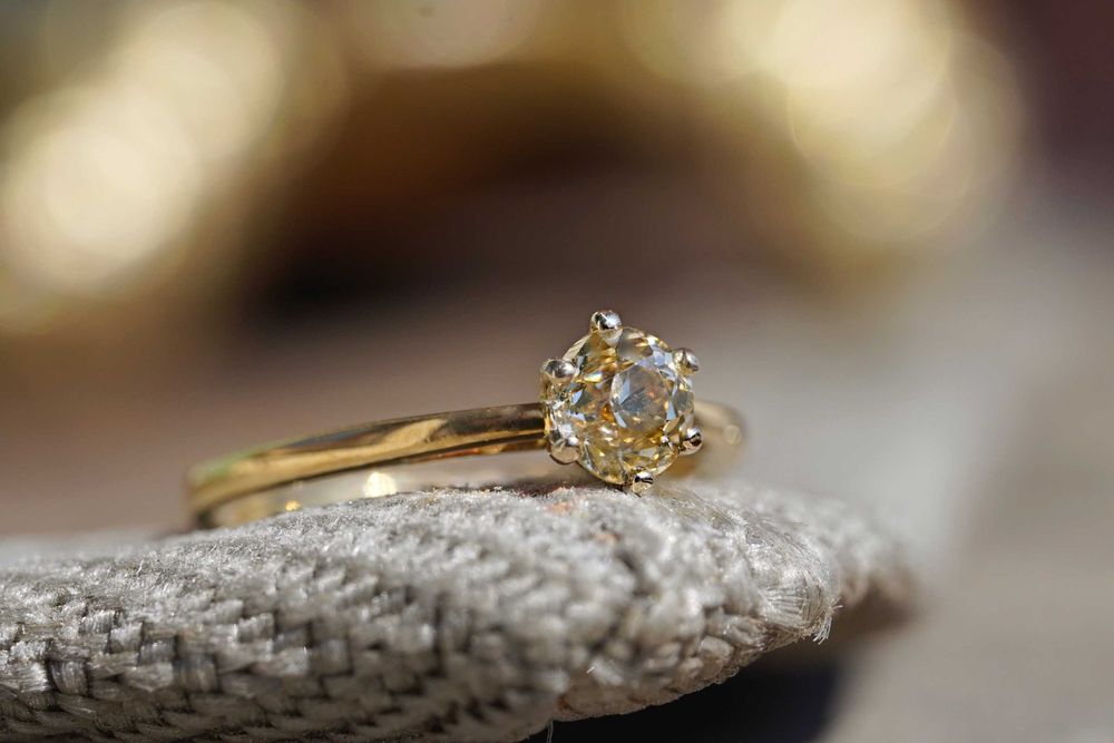 Złoty pierścionek z brylantem 0.60ct