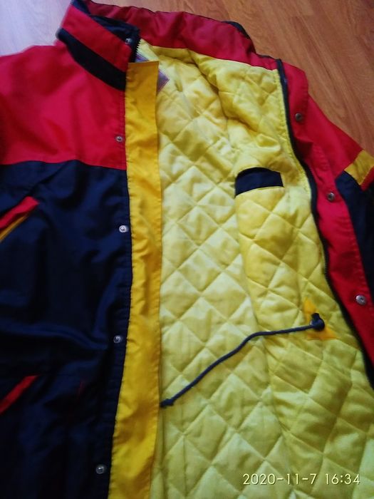 Куртка чоловіча велика.